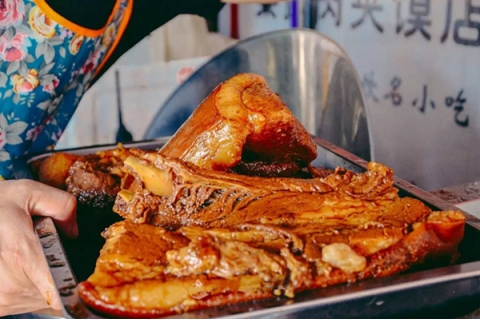 第一次吃西安肉夾饃，怎么假裝成為老桿模樣？