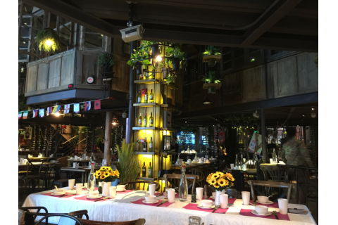 怎么去搭配？主題餐廳餐桌椅