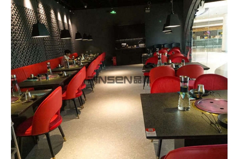 如何選擇合適的燒烤桌，教你選購全套燒烤店餐桌！